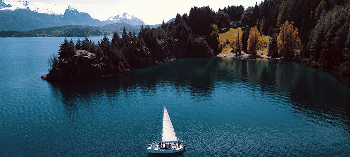 Velero de Diversidad. Turismo Activo & de Naturaleza navegando en las aguas cristalinas del Brazo Campanario, Lago Nahuel Huapi, Bariloche. Experiencia de navegación auténtica y privada en Patagonia.