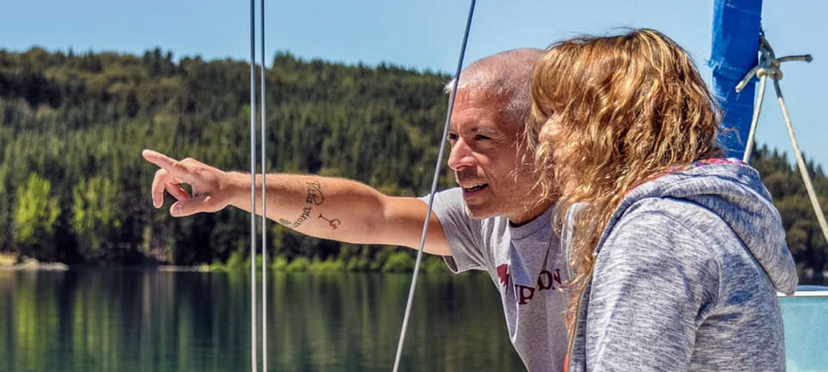 Pareja navegando a vela en el Lago Nahuel Huapi con Diversidad. Turismo Activo & de Naturaleza, explorando el Brazo Campanario en una experiencia íntima lejos de las multitudes, Bariloche