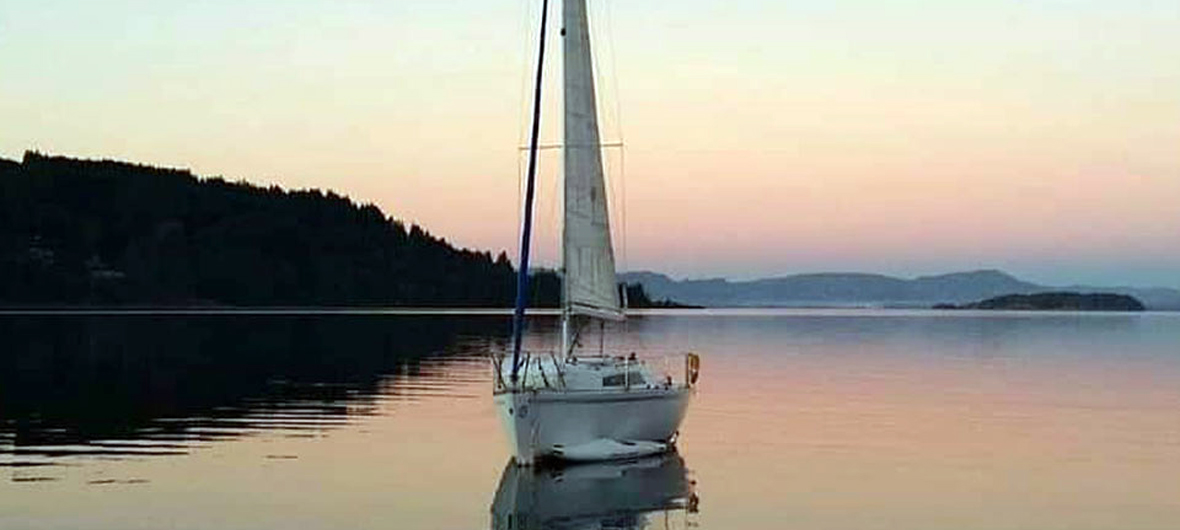 Anfitrión de Diversidad. Turismo Activo & de Naturaleza invitando a viajeros a timonear un velero en el Brazo Campanario del Lago Nahuel Huapi, Bariloche, en una experiencia náutica auténtica y personalizada.