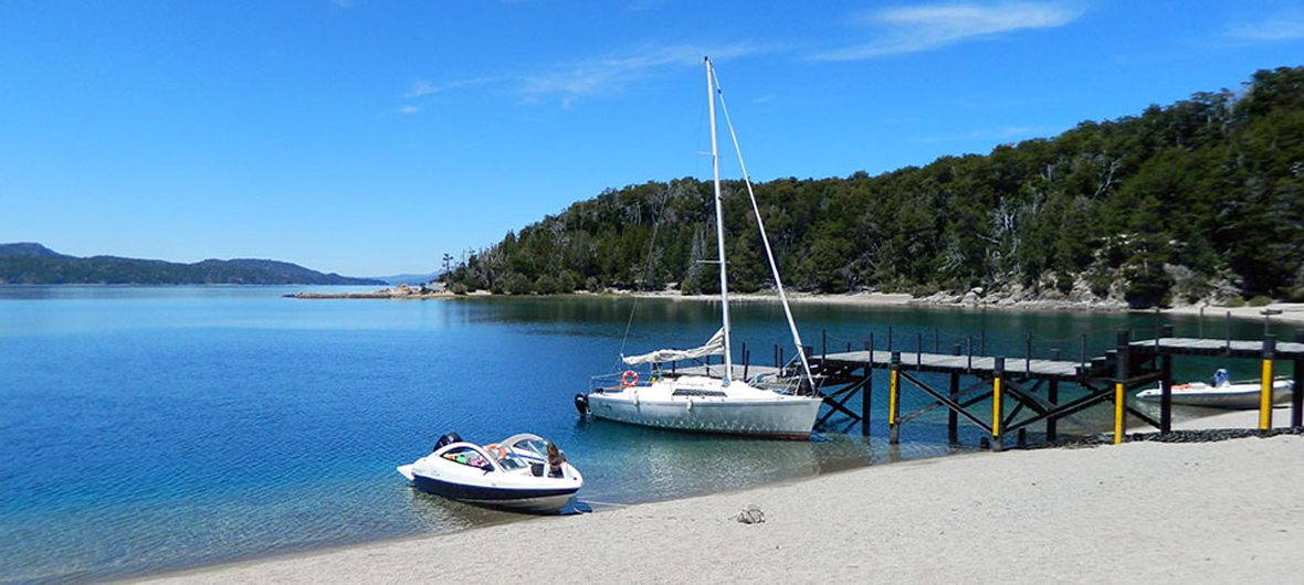 Velero de Diversidad. Turismo Activo & Naturaleza navegando en las aguas cristalinas del Brazo Campanario, Lago Nahuel Huapi, Bariloche - Experiencia de navegación auténtica en Patagonia